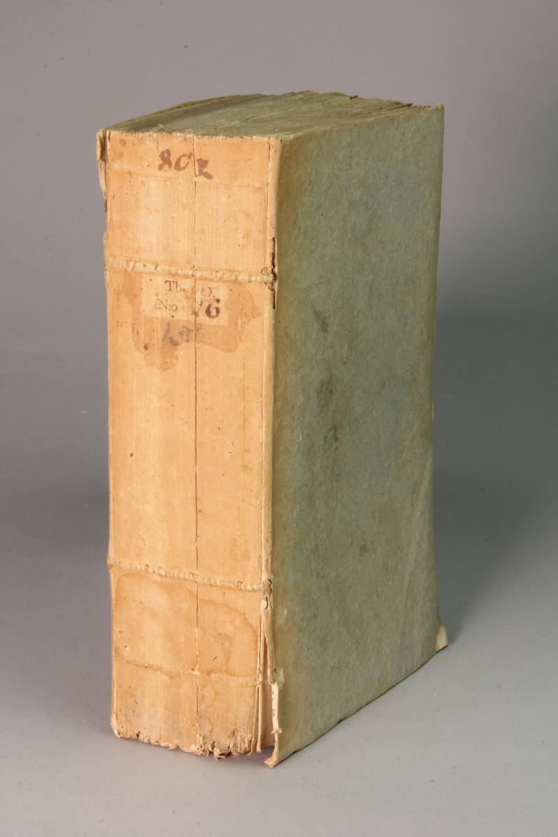 Bok, pappband, "Inledning til den heliga skrifts läsning". Pärmar av blå papp, oskuret snitt. Ryggen blekt. Tryckt i Stockholm 1775.