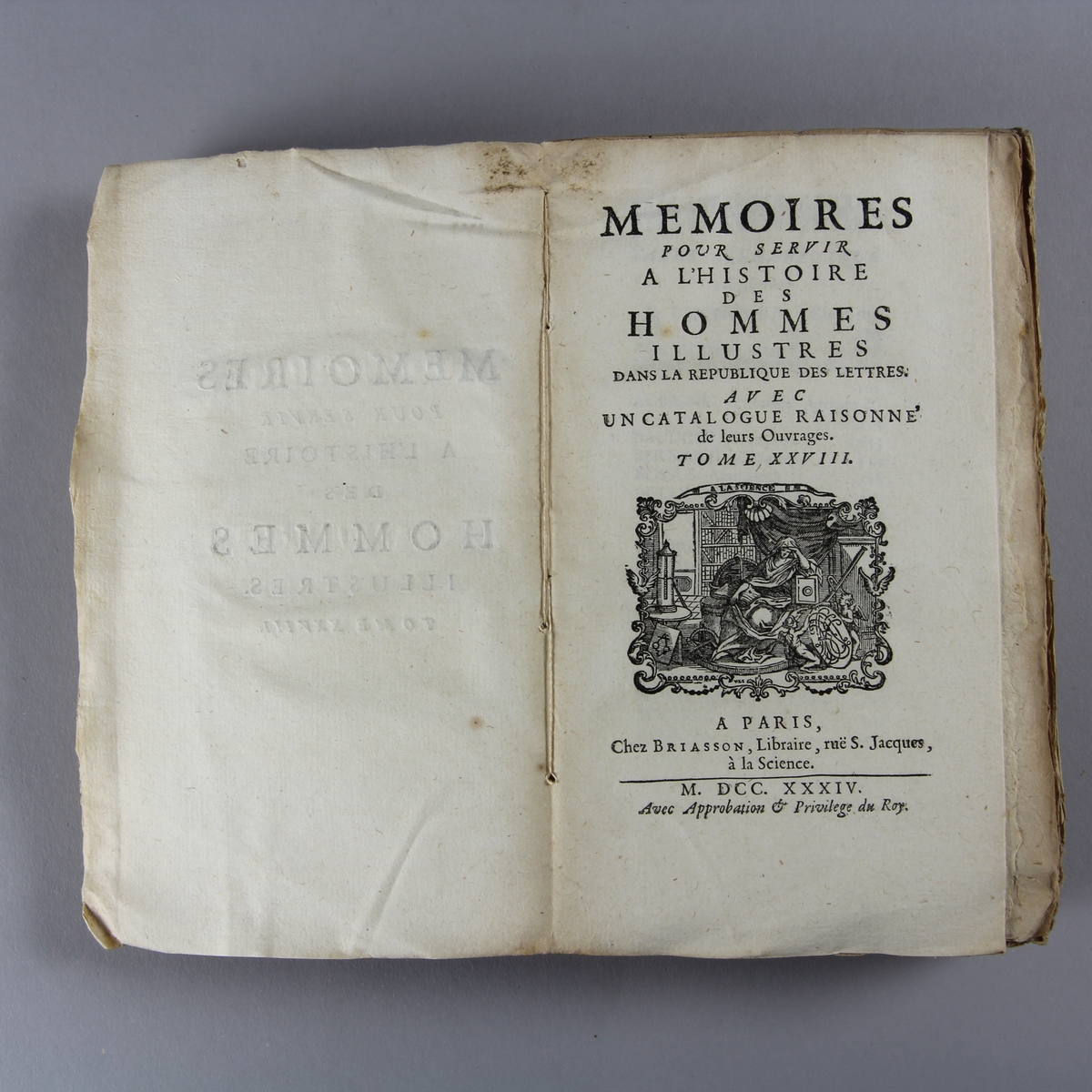 Bok, häftad, "Mémoires pour servir à l´histore des hommes illustres", del 28. Pärm av marmorerat papper, oskuret snitt, ej uppsprättad.