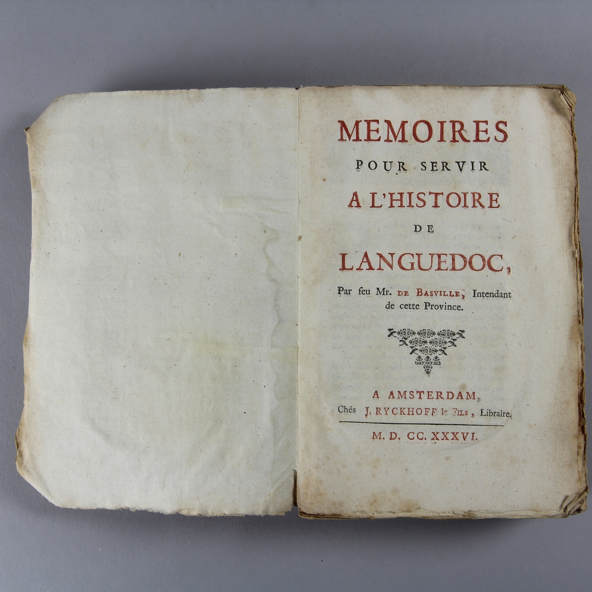 Bok, häftad "Mémoires pour servir à l´histoire de Languedoc". Pärmar av marmorerat papper, oskuret snitt.