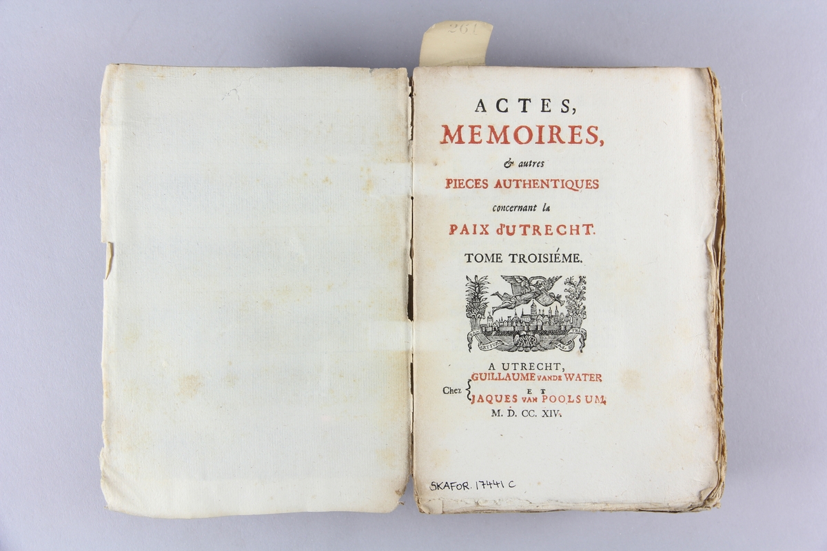 Bok, häftad, "Actes, mémoires & autres pieces authentiques concernant la paix d´Utrecht" del 3. Pärm av gråblått papper, oskuret snitt. Blekt och skadad rygg.