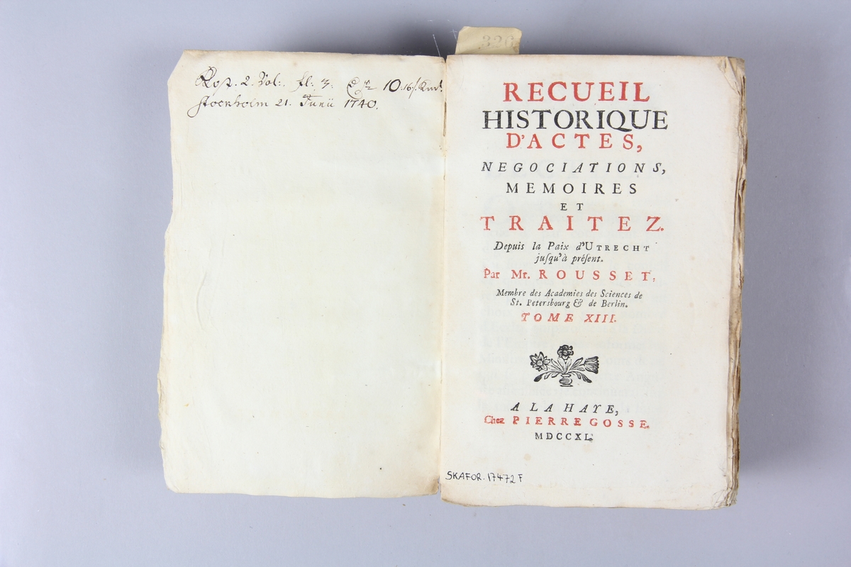 Bok, häftad, "Recueil historiques...depuis la paix d´Utrecht", del 13, tryckt 1740 i Haag.
Pärm av marmorerat papper, oskuret snitt. Blekt rygg med etikett med  samlingsnummer. Anteckning om inköp.