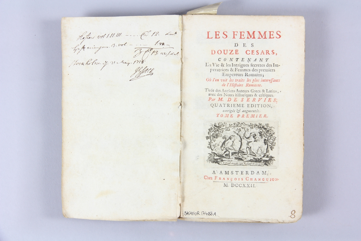 Bok, pappband, "Les femmes des douze césars", del 1, tryckt 1722 i Amsterdam. Marmorerade pärmar, blekt rygg med etikett med volymens titel (oläslig) och samlingsnummer. Oskuret snitt. Anteckning om inköp på pärmens insida.