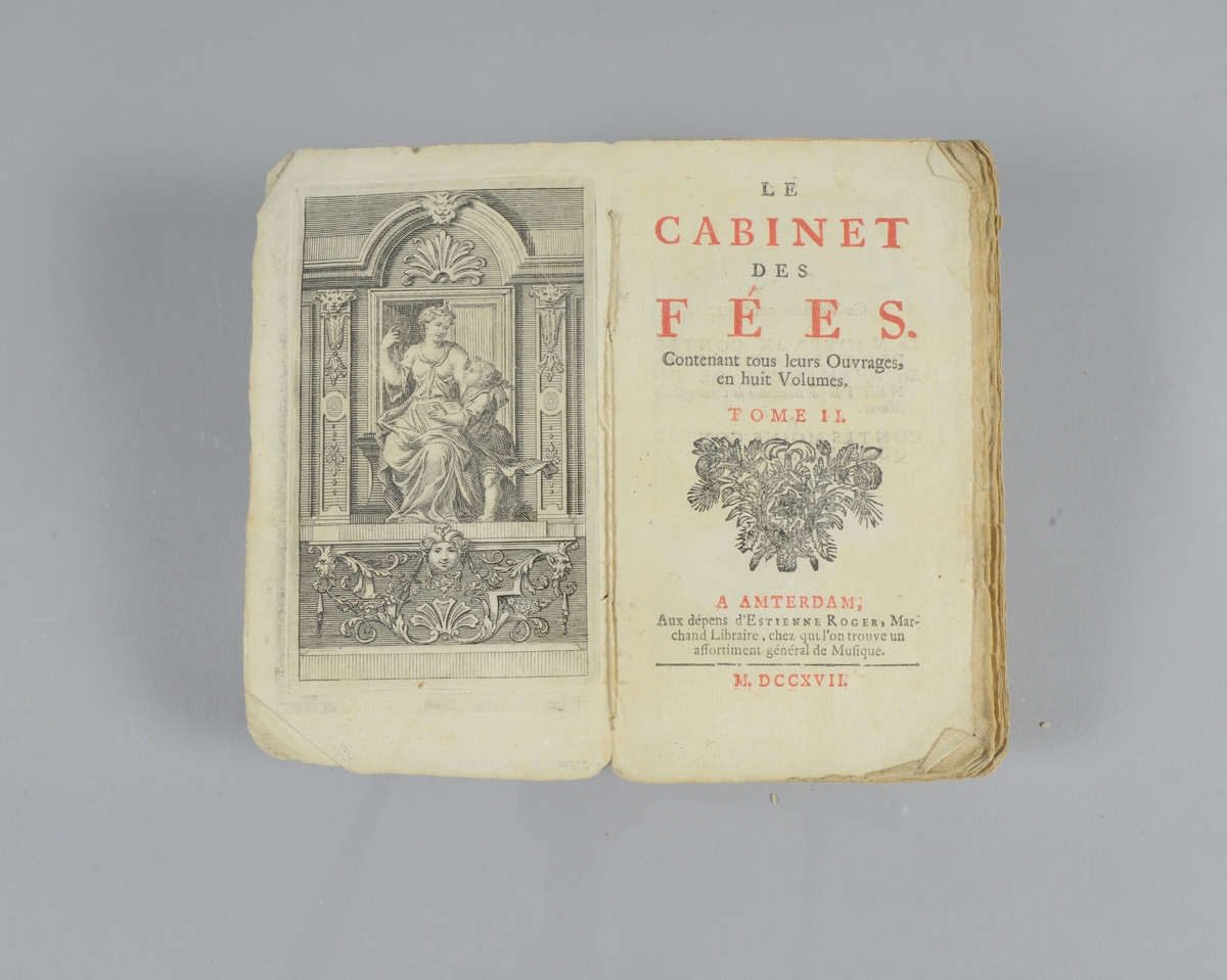Bok, pappband, "Le cabinet des fées", del 2, tryckt 1717 i Amsterdam. Marmorerade pärmar, blekt rygg med etiketter med bokens titel och nummer. Oskuret snitt. Med kopparstick.