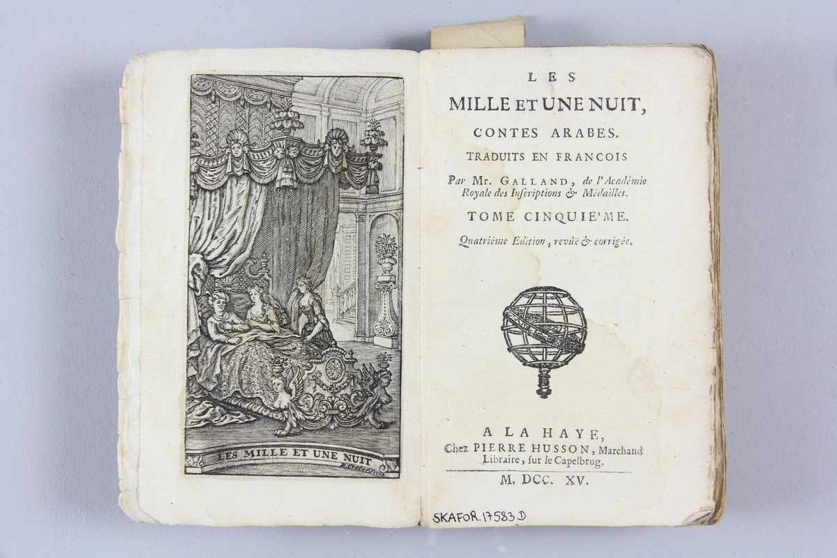 Bok, häftad, "Les mille et une nuits. Contes arabes", del 5, tryckt 1715 i Haag.
Pärm av blåmarmorerat papper, oskuret snitt. På ryggen etikett med  titel och samlingsnummer.
