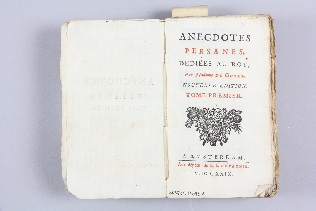 Bok, häftad "Anecdotes persanes", del 1, skriven av Gomez, tryckt 1729 i Amsterdam.
Pärm av marmorerat papper, oskuret snitt. På ryggen etikett med titeln. Anteckning om inköp.