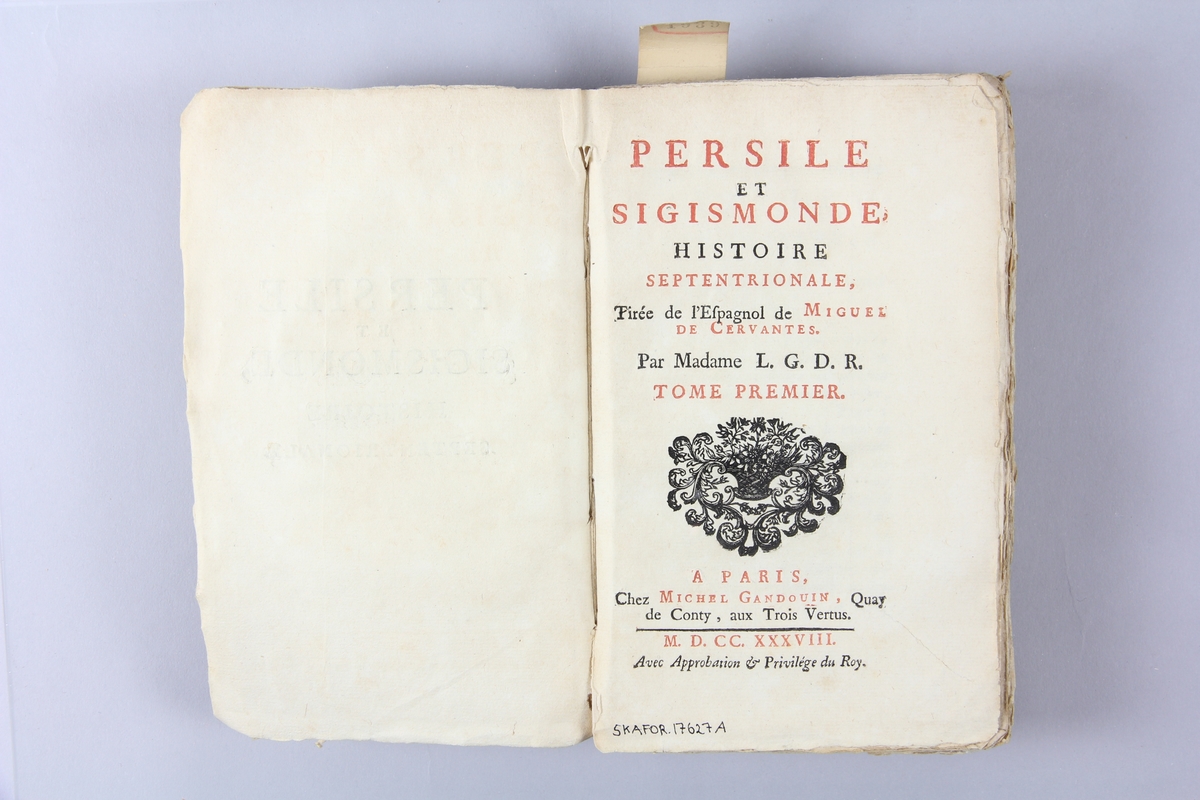 Bok, häftad, "Persile et Sigismonde", del 1, tryckt 1738 i Paris.
Pärm av marmorerat papper, oskuret snitt. Blekt rygg med pappersetikett med volymens namn och samlingsnummer. Anteckning om inköp.