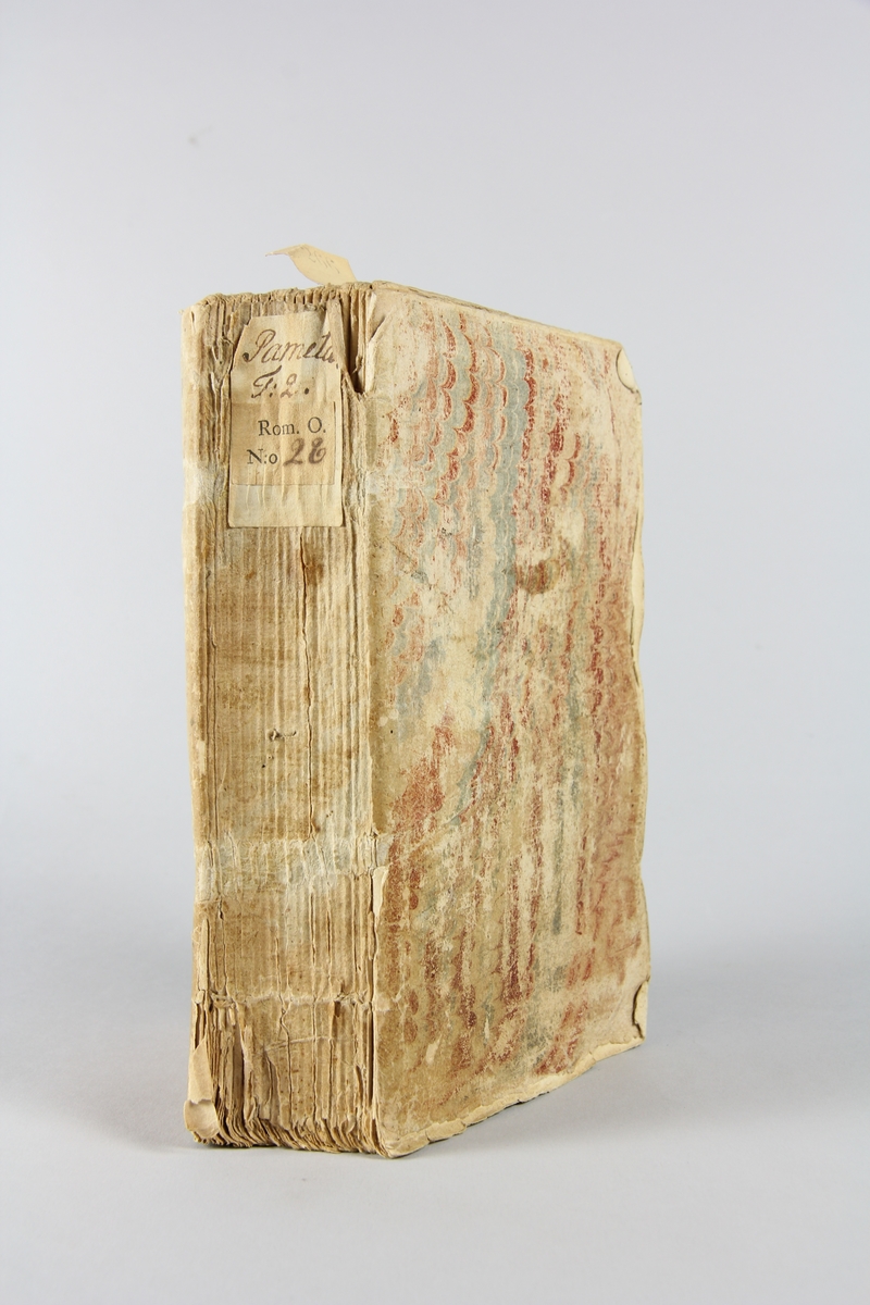 Bok, " Pamela ou la vertu recompensée", del 2, tryckt 1743 i Amsterdam. Pärm av marmorerat papper, oskuret snitt. Blekt rygg med pappersetikett med volymens namn och samlingsnummer.