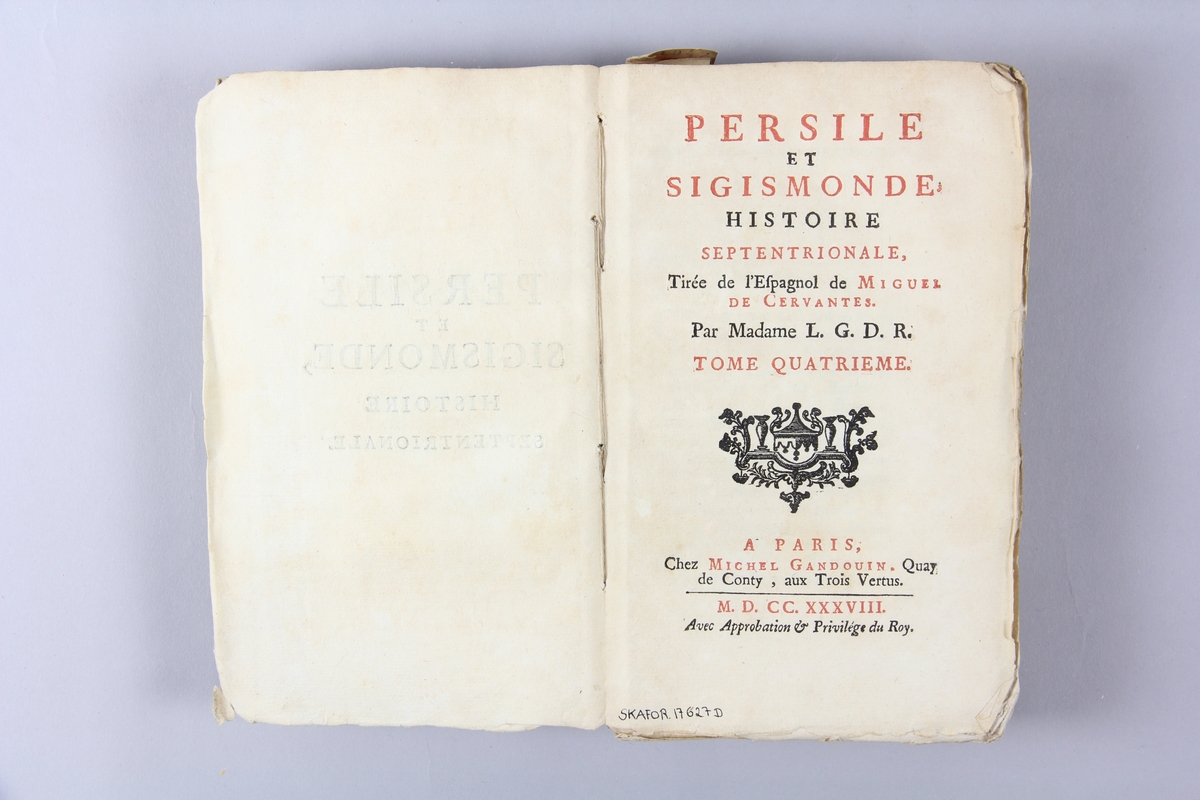Bok, häftad, "Persile et Sigismonde", del 4, tryckt 1738 i Paris.
Pärm av marmorerat papper, oskuret snitt. Blekt rygg med pappersetikett med volymens namn och samlingsnummer.