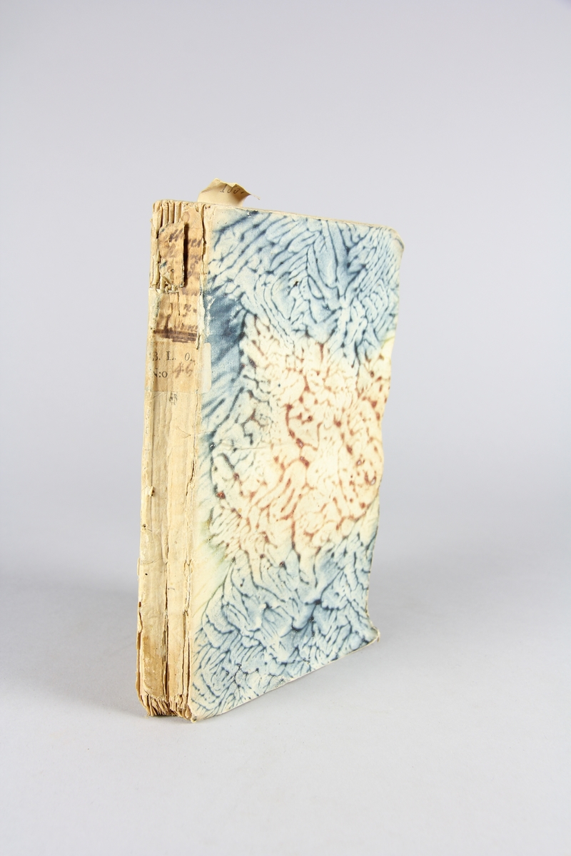 Bok, pappband,"Lettres et mémoires de madame de Maintenon", del  6.  Pärmar av marmorerat papper, oskuret snitt. Etikett med titel och samlingsnummer på ryggen.