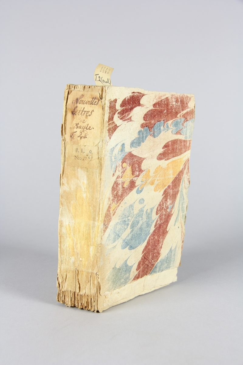 Bok, häftad, "Novelles lettres" del 2.  Pärmar av marmorerat papper, oskuret snitt. Blekt rygg med titel och samlingsnummer.



Bayle, Pierre, 1647-1706 (författare) 
•  Novelles lettres. 
•  1739