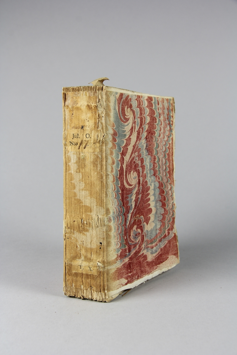 Bok, häftad, "Causes celèbres et interessantes", del 10, tryckt 1738 i Haag.
Pärm av marmorerat papper, oskuret snitt. Blekt rygg med pappersetikett med volymens namn, oläsligt, och samlingsnummer.