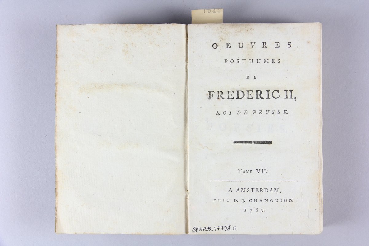 Bok, häftad, "Oeuvres posthumes de Frederic II, roi de Prusse", del 7. Pärmar av grågrön papp, skuret snitt. Samlingsnummer samt etikett med titel.