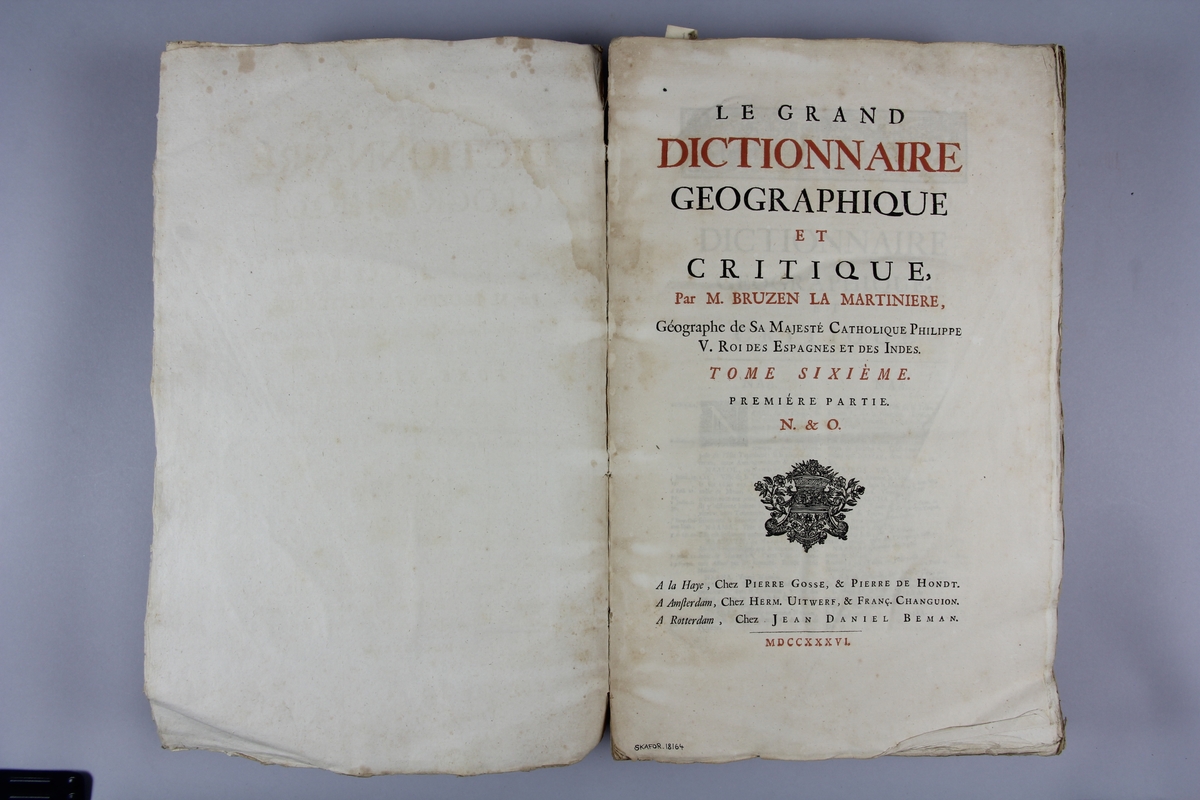 Bok, häftad "Le grand dictionnaire géographique et critique" del 6:1, N-O. Pärmar av marmorerat papper, blekt och skadad rygg. Oskuret snitt. Anteckning om inköp.
