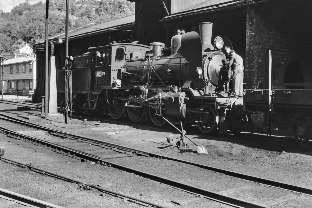 Damplokomotiv type 21c nr. 375 på Arendal stasjon.