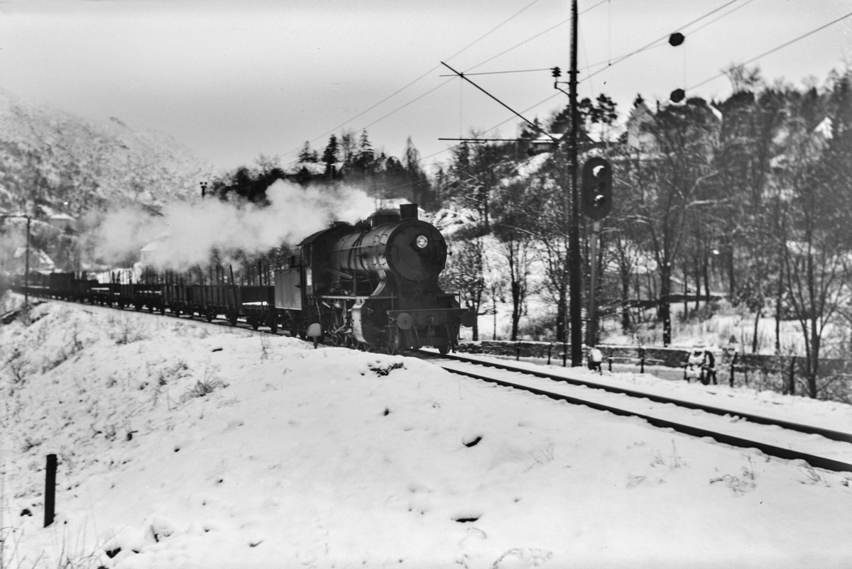 Godstog ved Fjøsanger stasjon på Bergensbanen. Toget trekkes av damplokomotiv type 33a nr. 300.