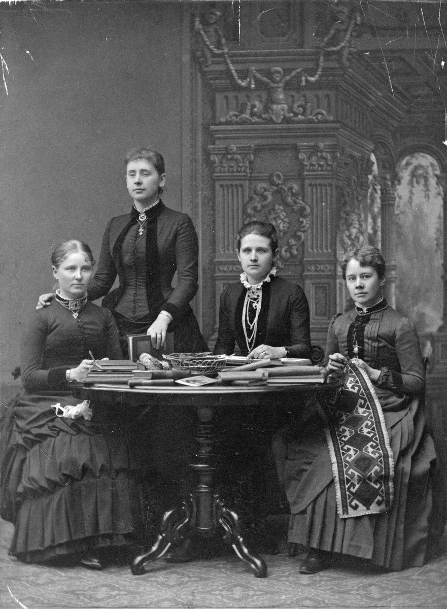 Släkten Hallström Sofi (g.m. Hjalmar), Maria (g.m. Gunnar, Fanny (g.m. Ivar), samt Augusta Uhr (född Hallström).
