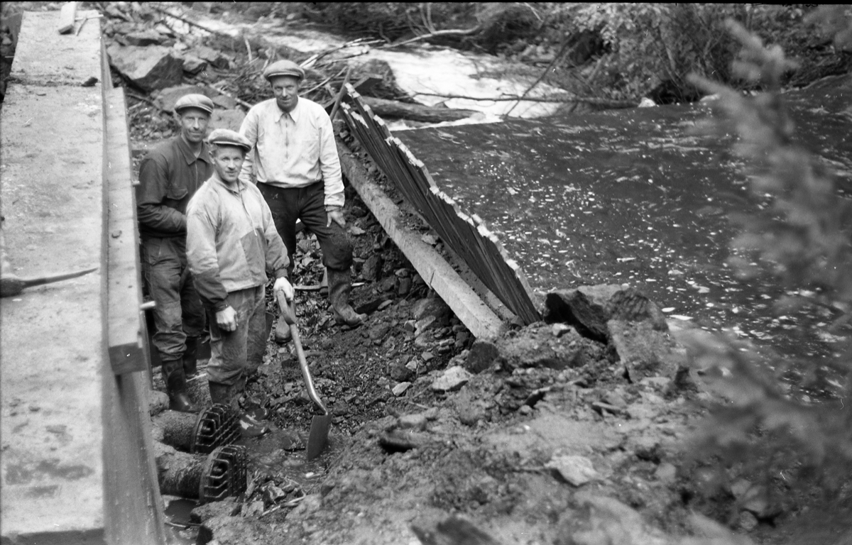 Tre bilder trolig fra anleggsarbeide for Skreia Vannverk september 1953. To av personene er identifisert. Med bilde nr. 1 som referanse: Fremst til høyre står Leif Hørland. Til venstre for han er Einar Myrsveen, mens mannen bak ikke er identifisert.