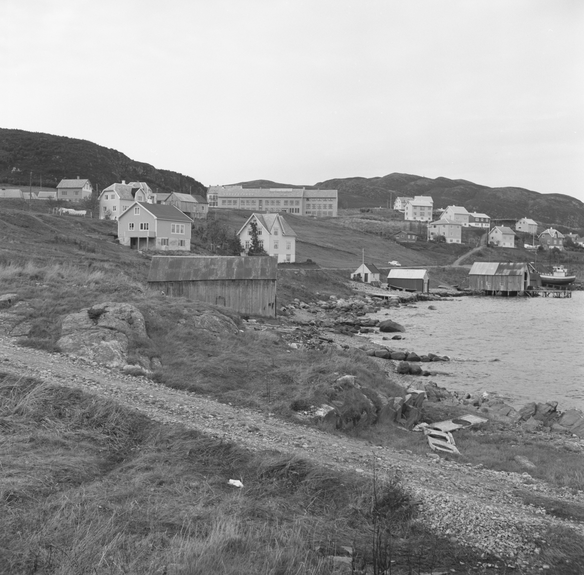 Prospektfotografier av havnemiljø og bebyggelse på Nordstranda, Valderøy. Sett fra Laberget.