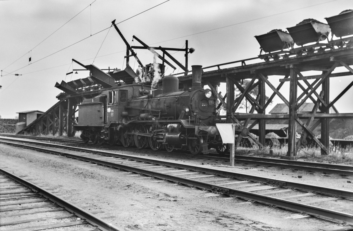 Damplokomotiv type 18c nr. 226 ved kullingsanlegget på Hamar stasjon.