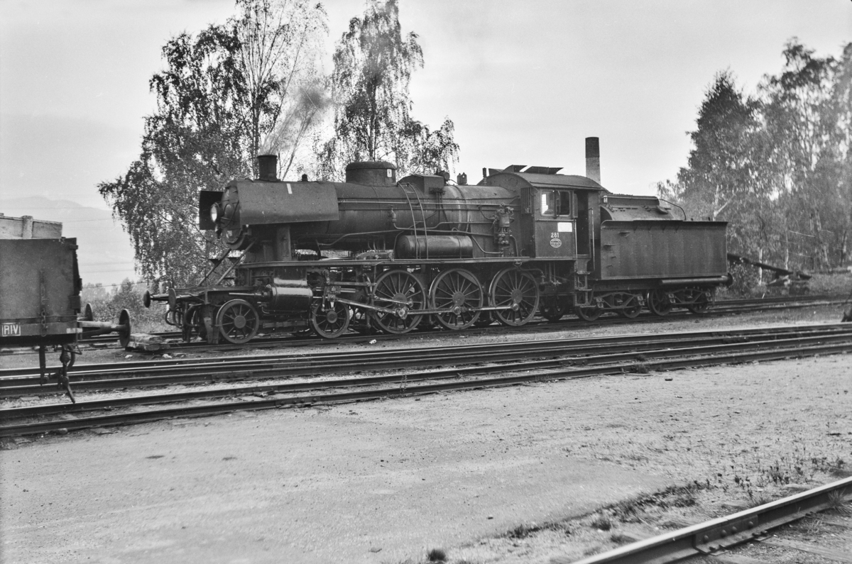 Damplokomotiv type 30a nr. 281 på Lillehammer stasjon.