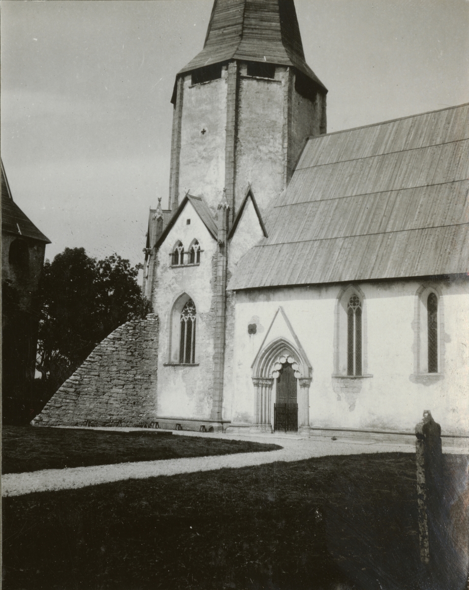 Text i fotoalbum: "I 5:s officersövningar på Gotland den 2.-10. juli 1924". Lärbro kyrka.