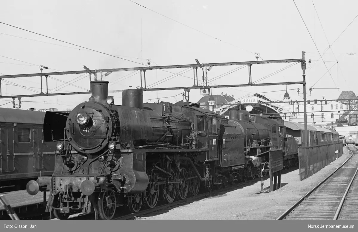 Svenska Järnvägsklubbens veterantog til Norge på Oslo Østbanestasjon. Toget trekkes av NSBs damplokomotiv type 26c nr. 411og Statens Järnvagars damplokomotiv type B nr. 1314.