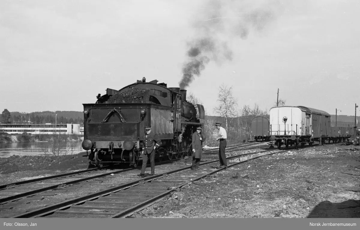 Svenska Järnvägsklubbens veterantog til Norge. NSBs damplokomotiv 26c nr. 411 er koblet fra toget og lokomotivpersonalet konfererer.