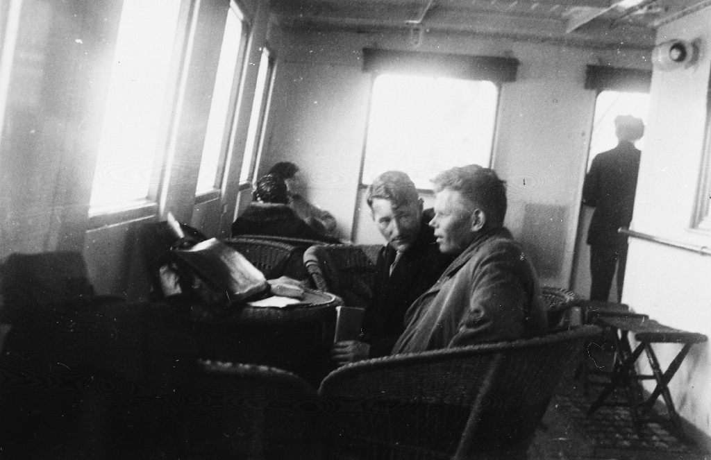 Ola Nordsletten og Tønnes Skjæveland i drøs ombord på ein rutebåt.