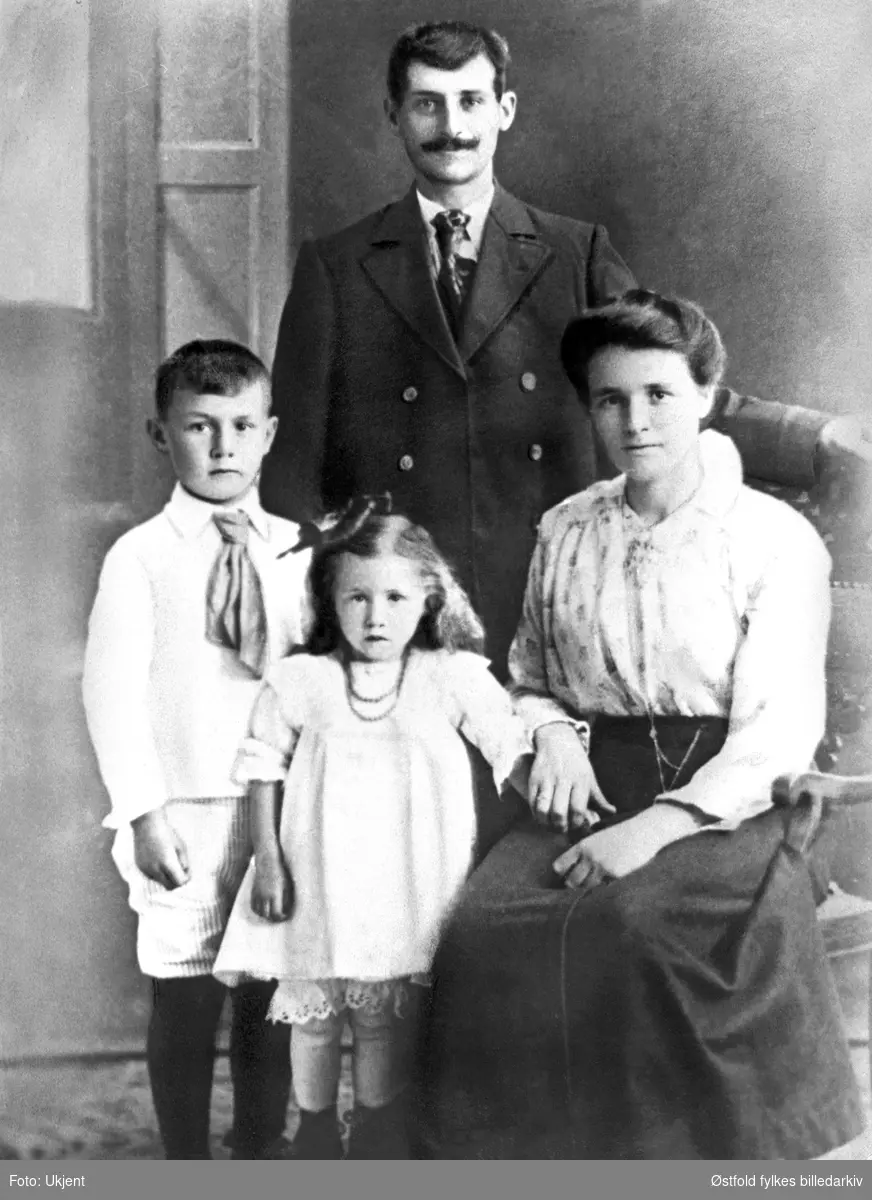 Sigurd Hansen fra Moum med familie. Hele familien døde i spanskesyken 1918.  Bildet er datert 1918.
Sigurd var bordhusarbeider ved sagbruk. 
Fra venstre: 
Håkon Hansen 8 år (1910-18), Sigrid 5 år (1913-18), Sigurd (1889-1918) og Borghild (1888-1918). De bodde på Torp nordre.
Det er også et bilde av bror til Boghild, Marius Hansen, (1902-18) som også døde i spanskesyken.