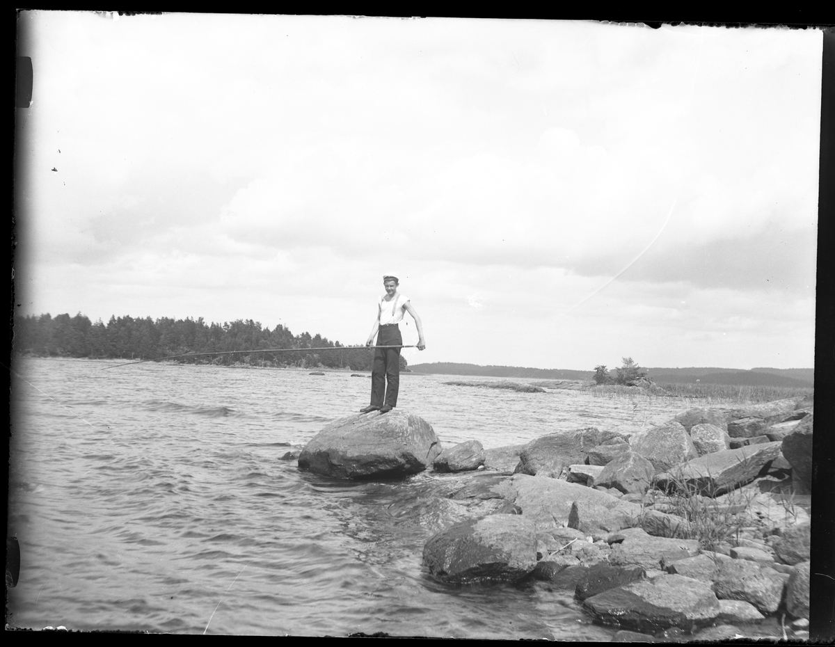 Folke Olsson fiskar på Norseskären.