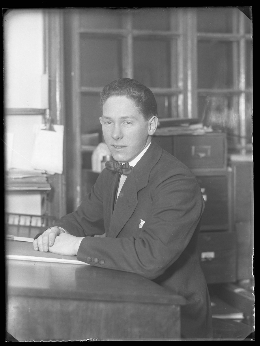 Carl Oscar Johansson porträtterad vid ett skrivbord på ett kontor.