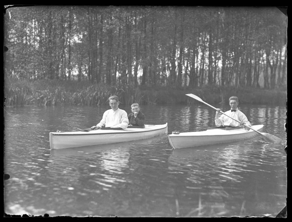 Tre pojkar i två kanoter på Säveån.