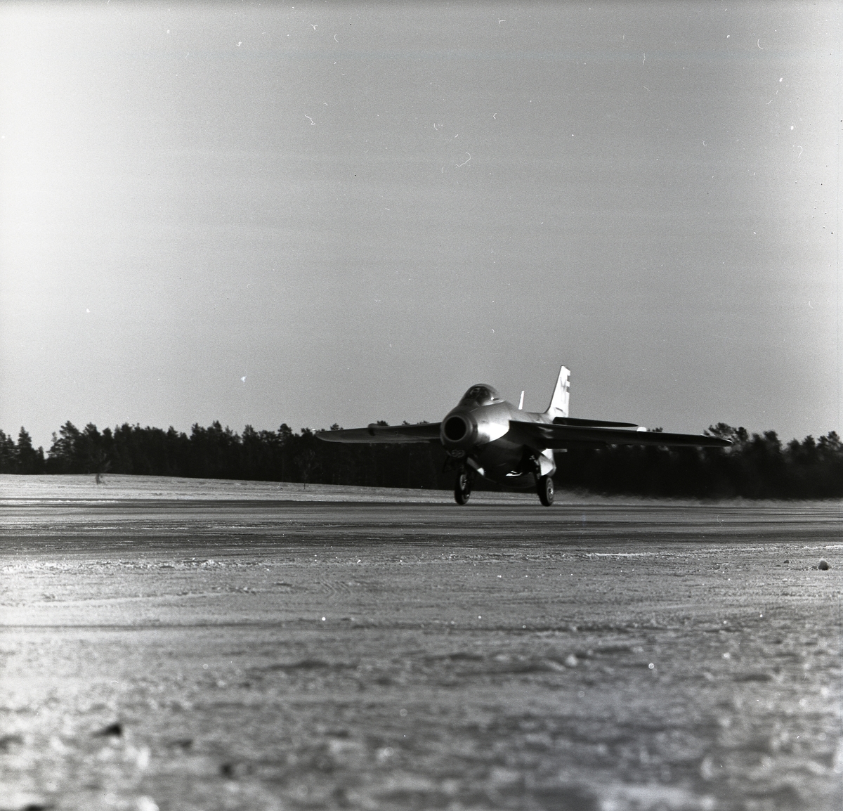 Ett startande flygplan av modellen J29 Tunnan i Söderhamn den 17 januari 1957.