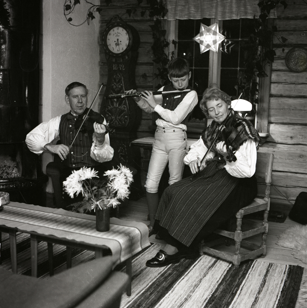 Tre personer spelar instrument vid gården Sunnanåker, 1971.