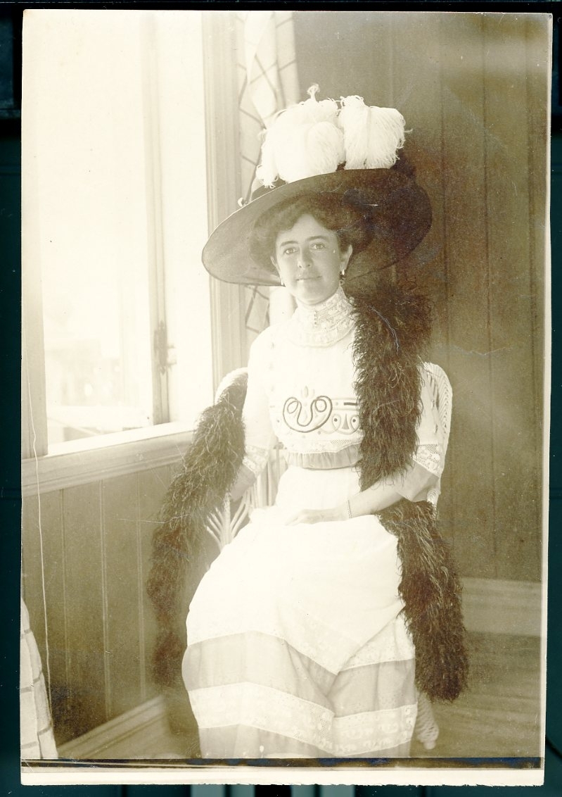 Grevinnan Spens, fotograferad i Marstrand, med stor hatt med plymer på huvudet och boa runt halsen. Fotograferad av greve Adolf Barnekow.