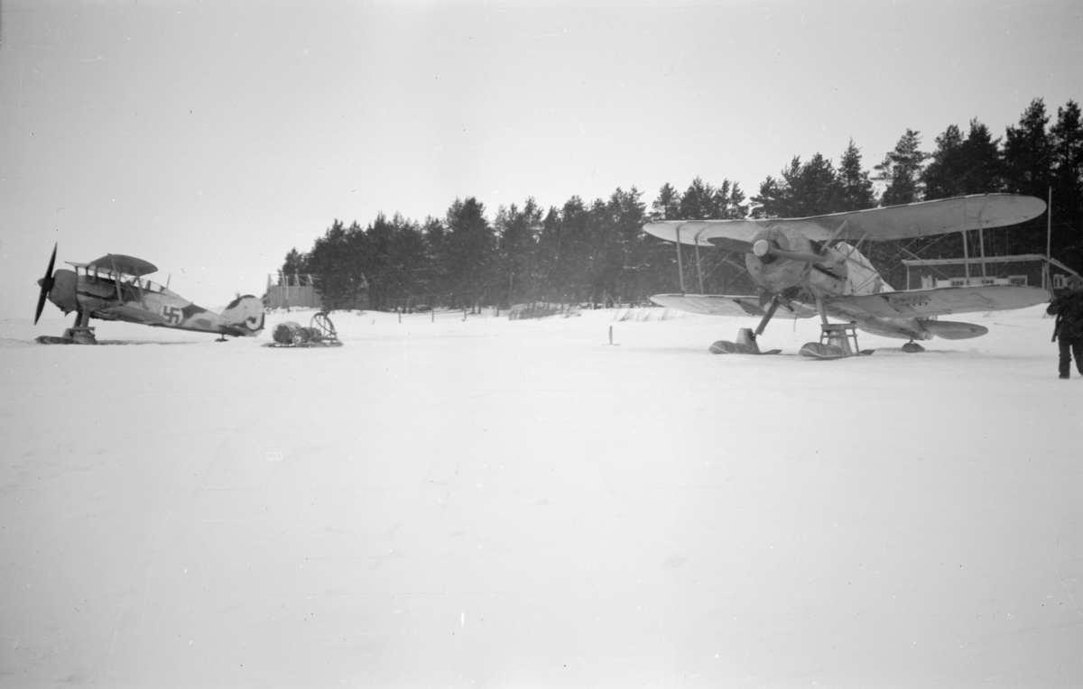 Två stycken flygplan Gloster Gladiator på ett flygfält vid F 19, Svenska frivilligkåren i Finland.