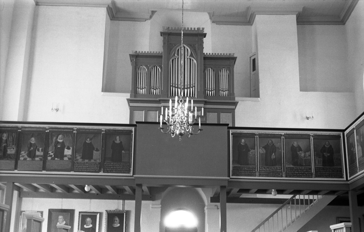 Seks interiørbilder fra Hoff kirke i Østre Toten. Bildene er tatt i retning galleriet med orgelpipene i bakgrunnen.