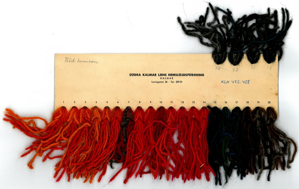 Skiss till rölakansmatta "Röd toniton"
Formgivare: Kerstin Butler 1966
"Komponerad och vävd för tingssalen i Södra Möre Domsagas tingshus. Matta i rölakan."