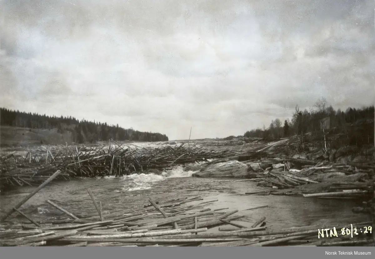 Fossen fotografert i forbindelse med utbyggingen av Raanaasfossen 1918-1930