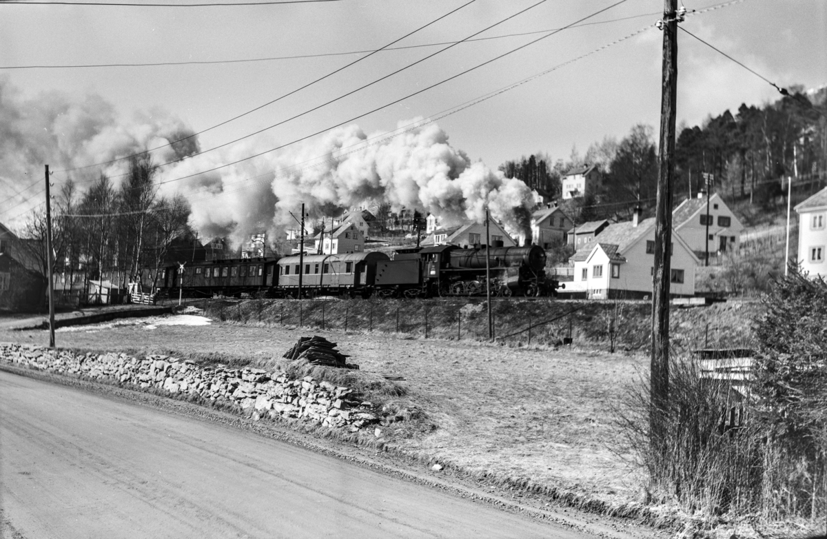 Påsketog retning Oslo Ø, tog 7650, vest for Voss. Toget trekkes av damplokomotiv type 31b nr. 419.
