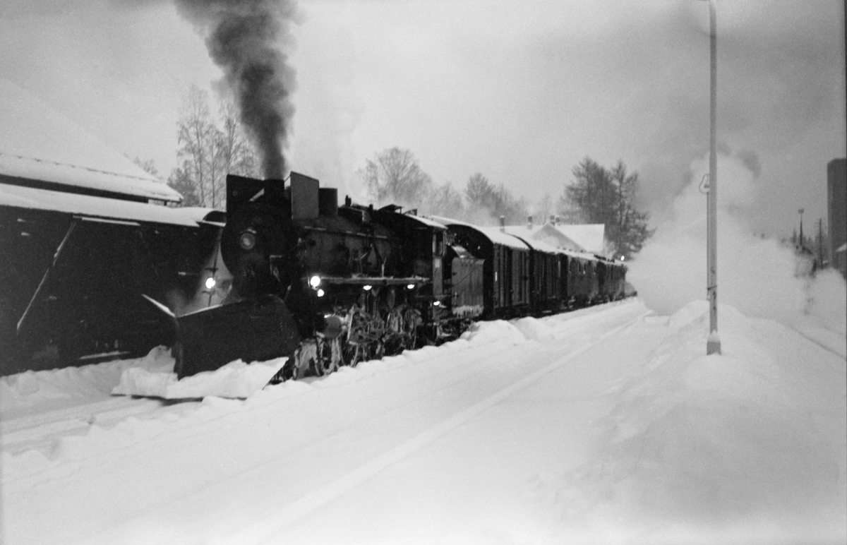 Dagtoget fra Oslo Ø til Trondheim, tog 301, på Koppang stasjon. Toget trekkes av damplok type 26a nr. 215.