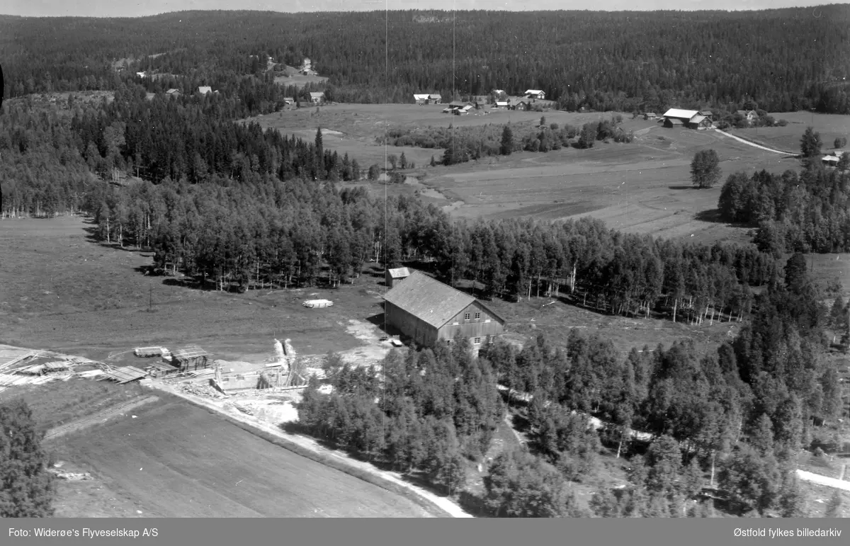 Nordby 72/1,10. Bygging av våningshus. Flyfoto fra Rømskog. - Østfold ...