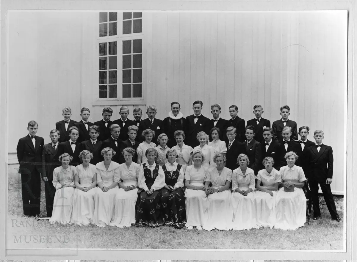 Konfirmasjon i Nes kirke 1953, konfirmanter og prest