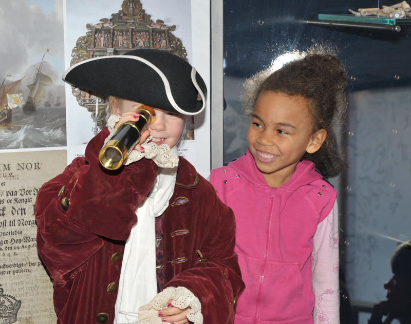 Barn utkledd som sjømann i "Til Sjøs"