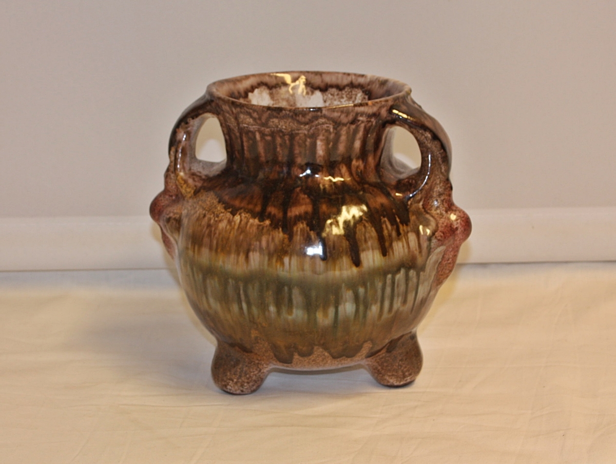 Form: Kjegleforma vase med dyremotiv.