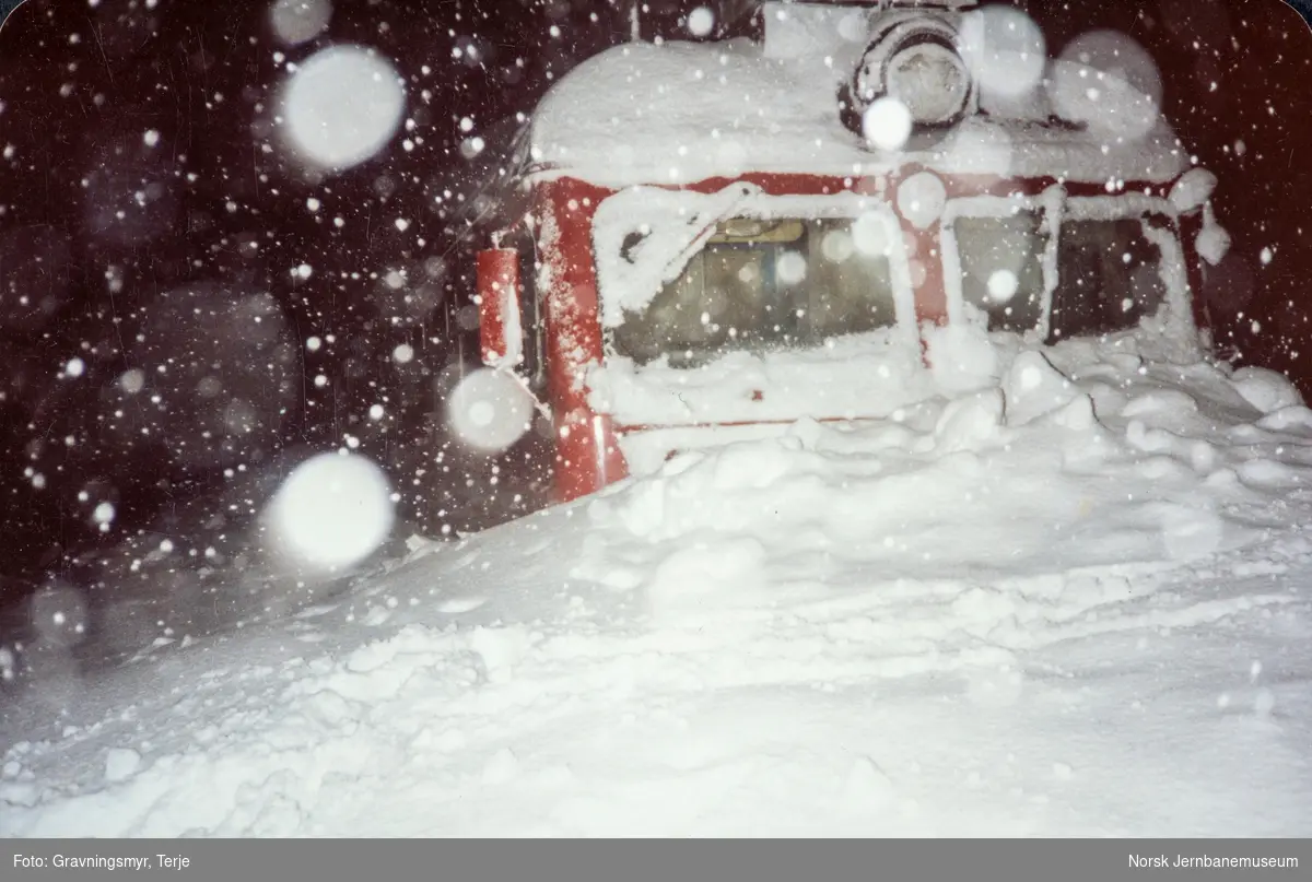 Et motorvognsett type 69 har kjørt seg fast i snøen.