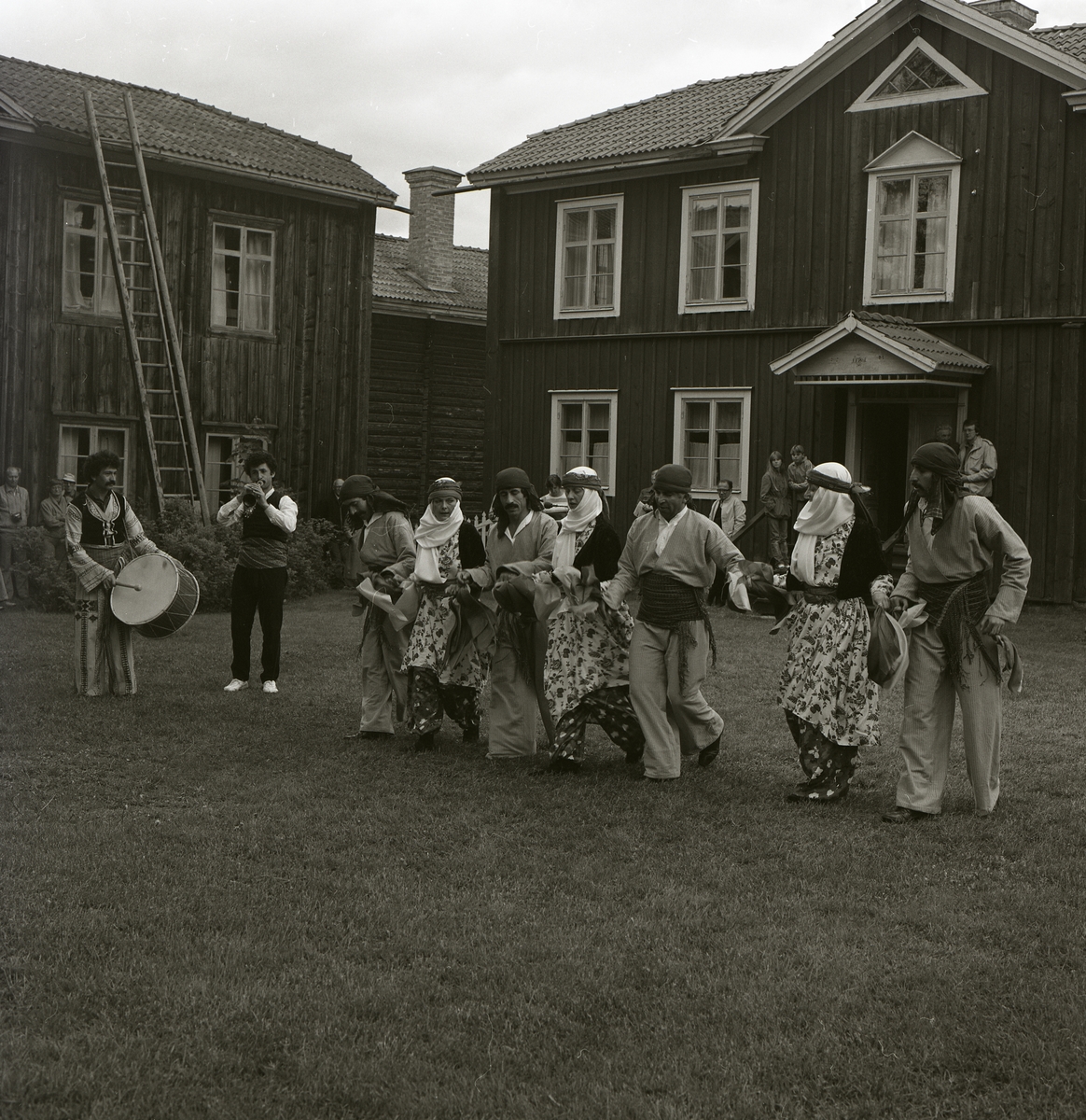 Musik- och dansuppvisning vid Rengsjö hembygdsgård under evenemanget "Musik vid Ljusnan" 1982.