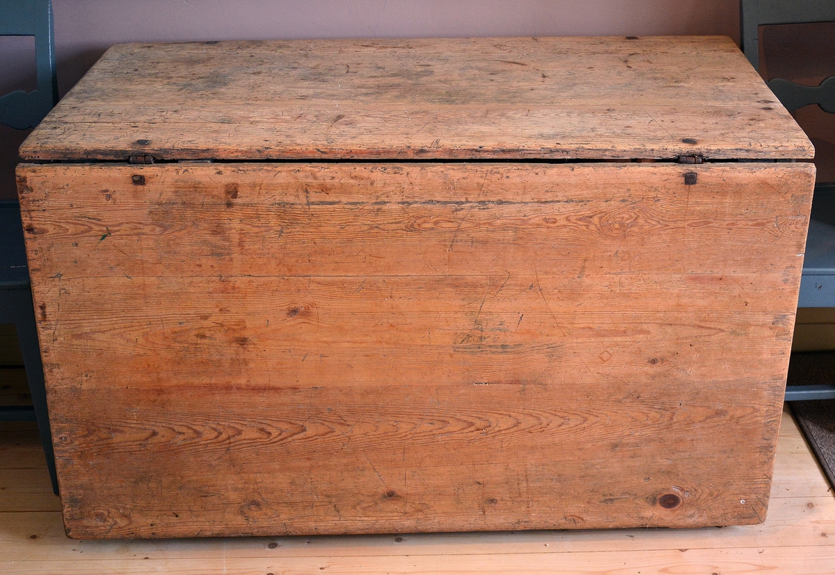 Fra protokollen: Klaffebord, av furu, med dreia bein og kraftig fotramme. Trekvitt med rester av maling. Den ene lemmen restaurert.