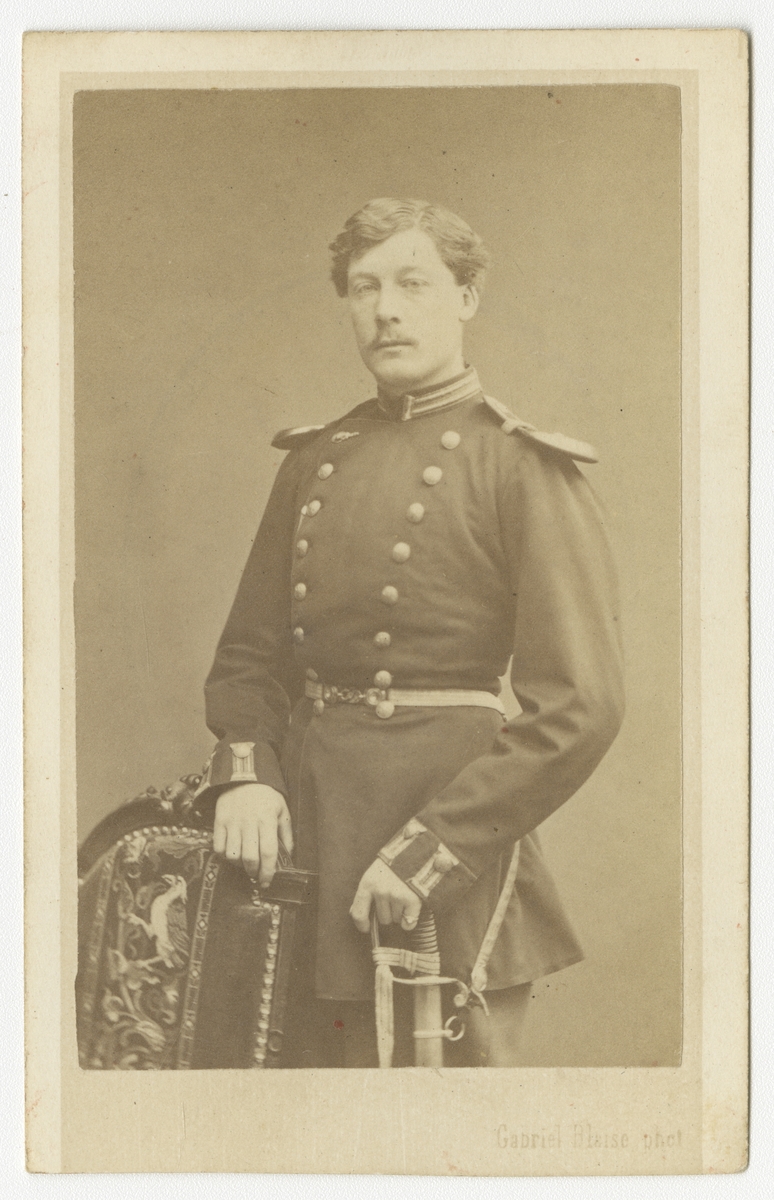 Porträtt av Emil Adolf Malmborg, officer vid Värmlands regemente I 22.

Se även bild AMA.006733.