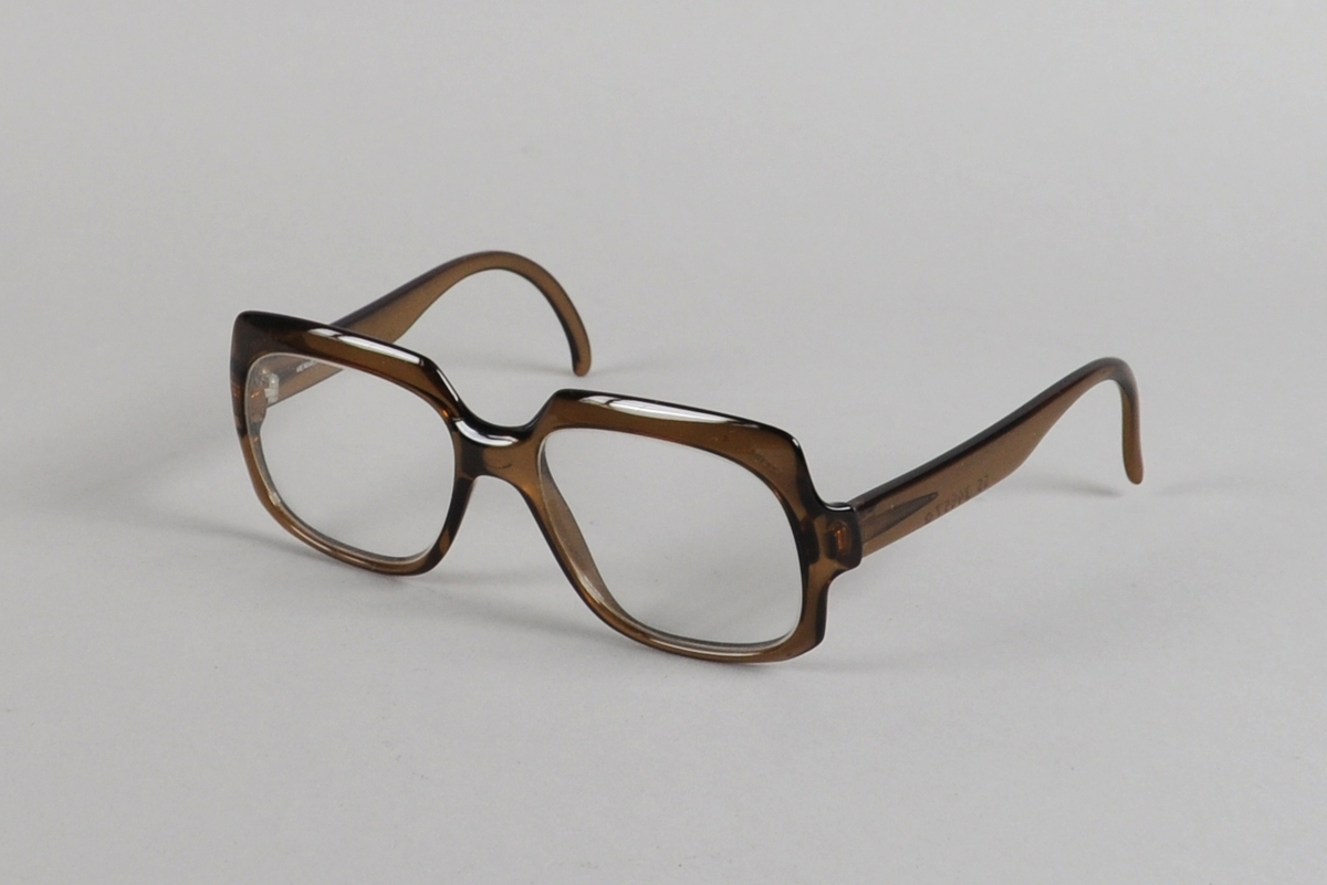 Briller med brun plastinnfatning. Firkantede brilleglassene med avrundede kanter.